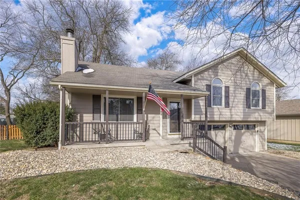 $349,900 | 908 Northeast Bristol Drive, Lee's Summit, MO 64086