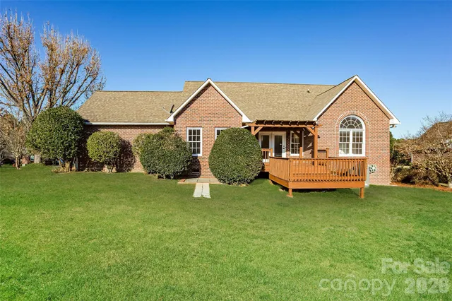 a view of a house with a backyard