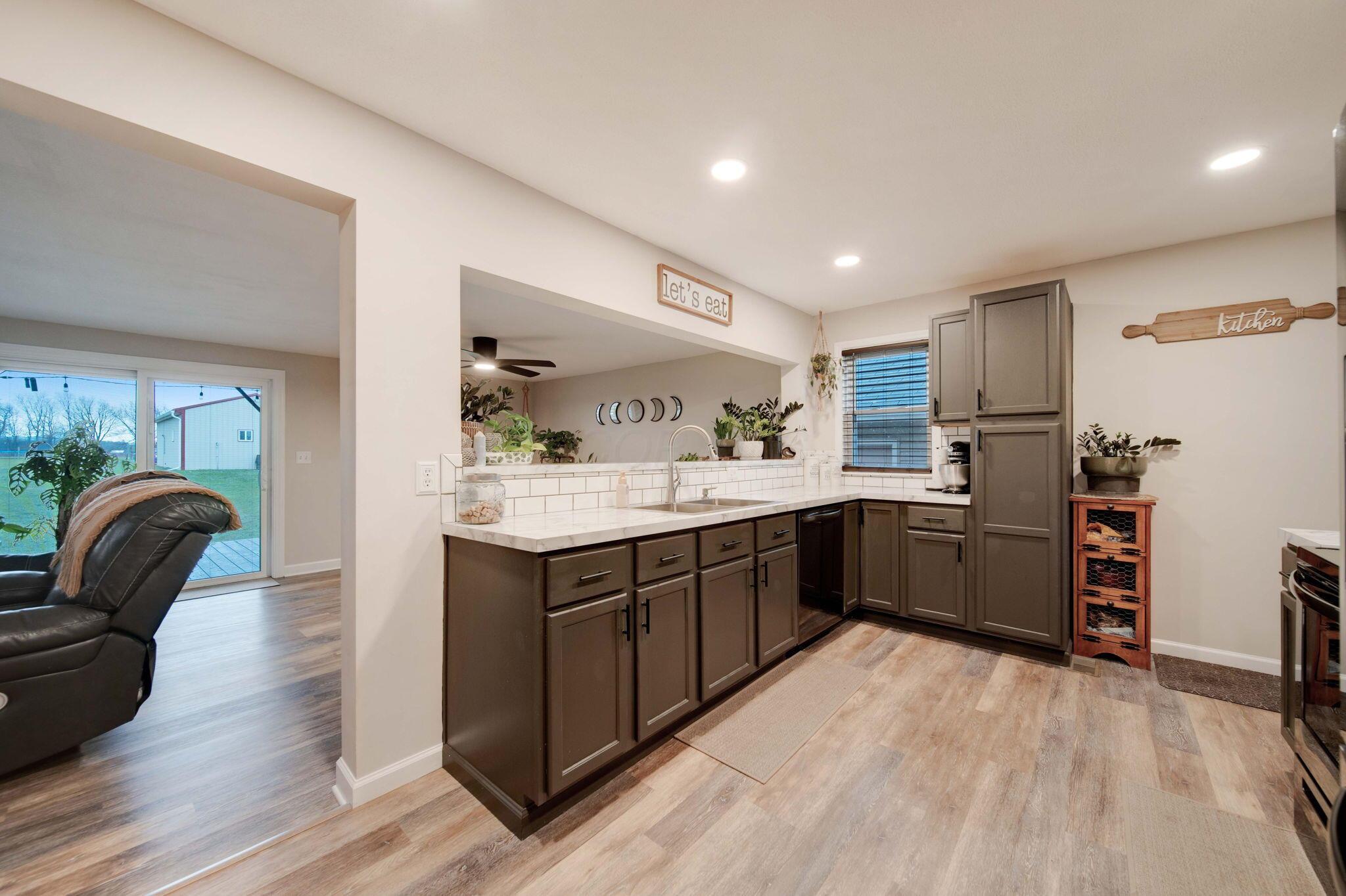 5243 Old Columbus Road Springfield, OH 45502 - Photo 5 of 19 Kitchen