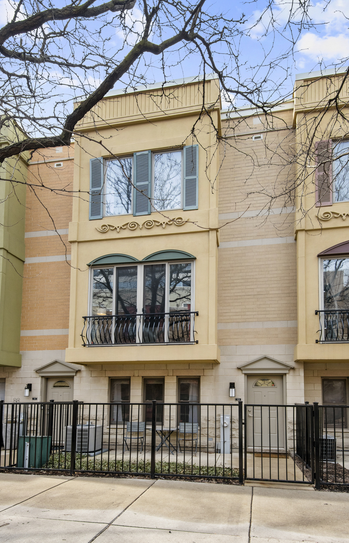 520 North Peoria Street Chicago, IL 60642 - Photo 1 of 20 a view of a building with a glass windows