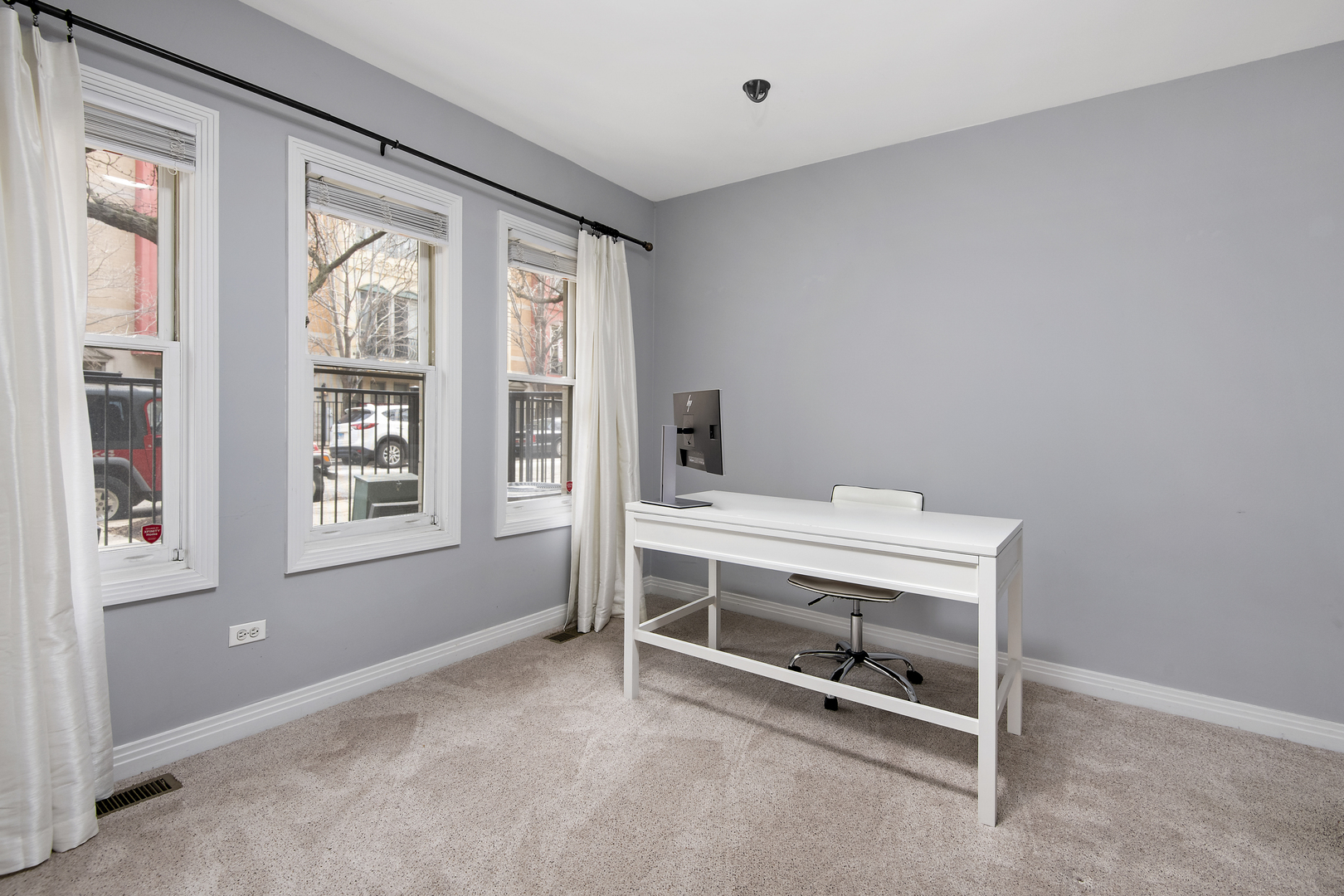 520 North Peoria Street Chicago, IL 60642 - Photo 14 of 20 a room with a bed and a window
