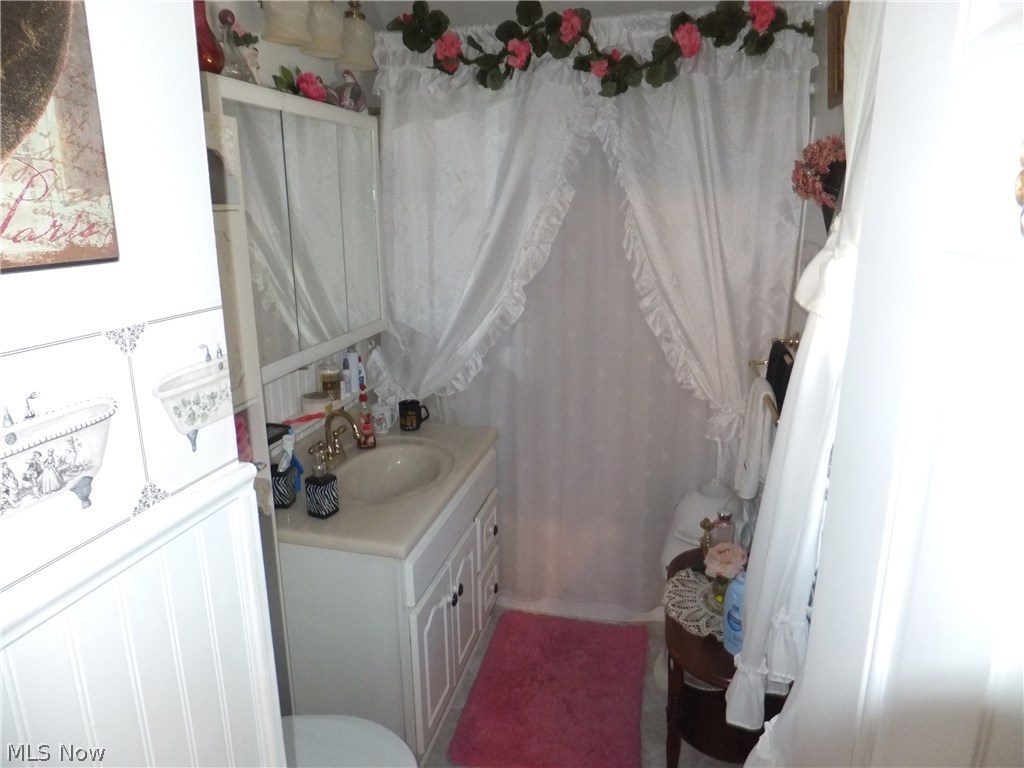 178 Prospect Road Berea, OH 44017 - Photo 20 of 29 Main bathroom on the second floor.