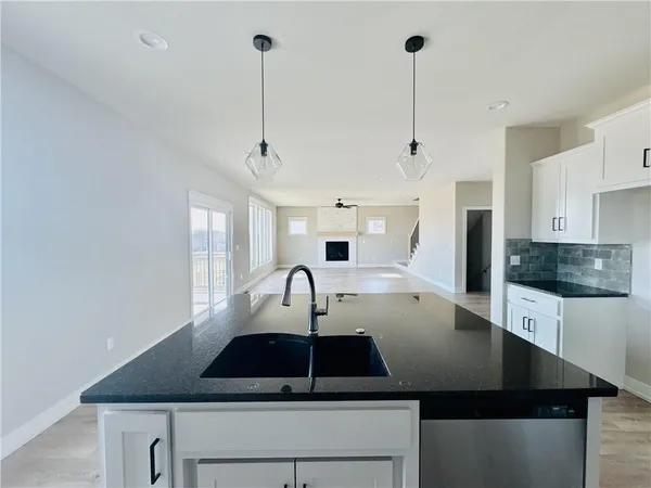 $699,900 | 12585 North Beacon Court, Platte City, MO 64079