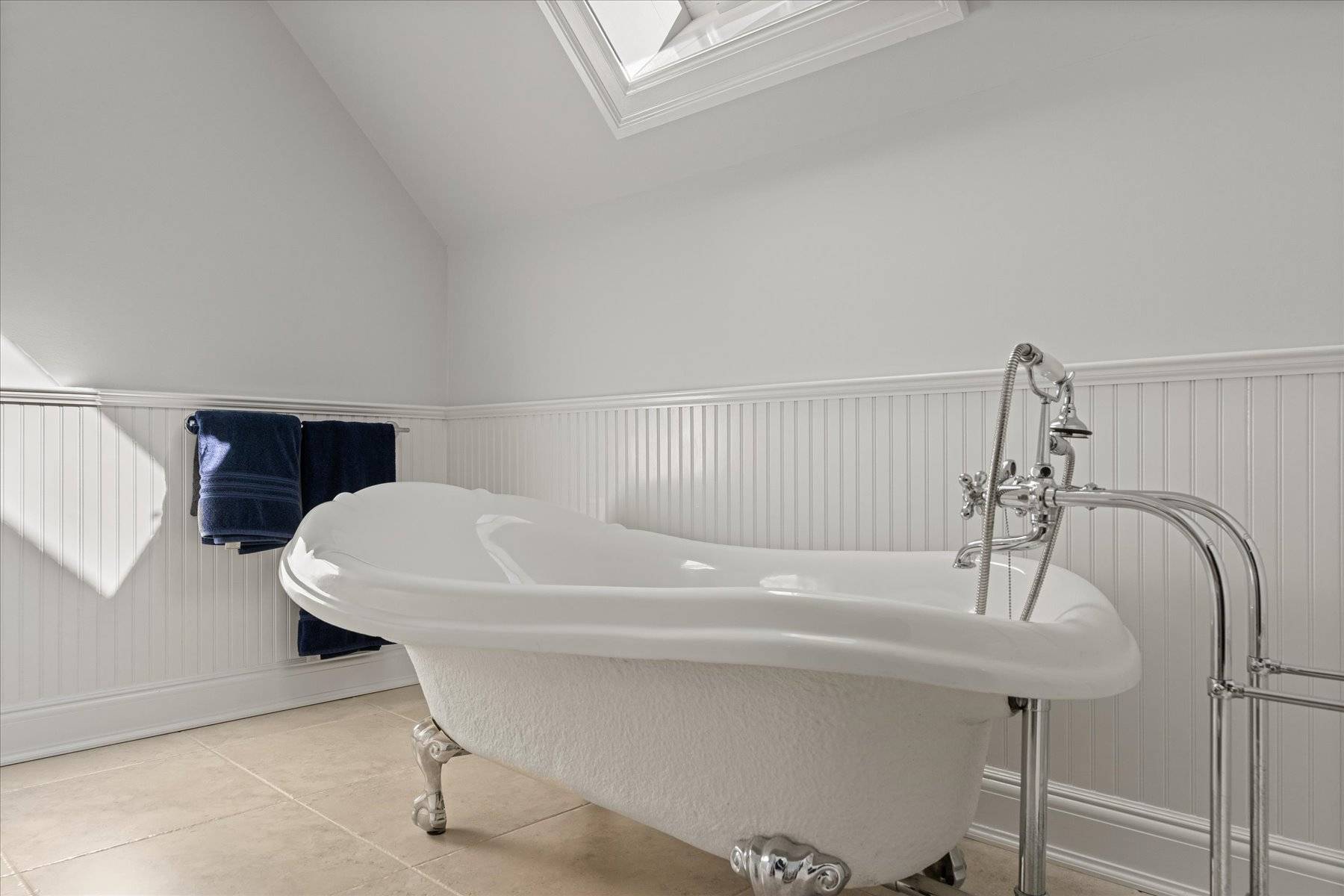 33 Post Fields Lane Quogue, NY 11959 - Photo 26 of 30 a bathroom with a sink a toilet and bathtub