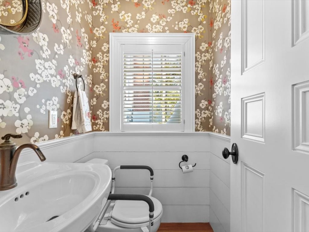 40 Chestnut Street Wellesley, MA 02481 - Photo 12 of 42