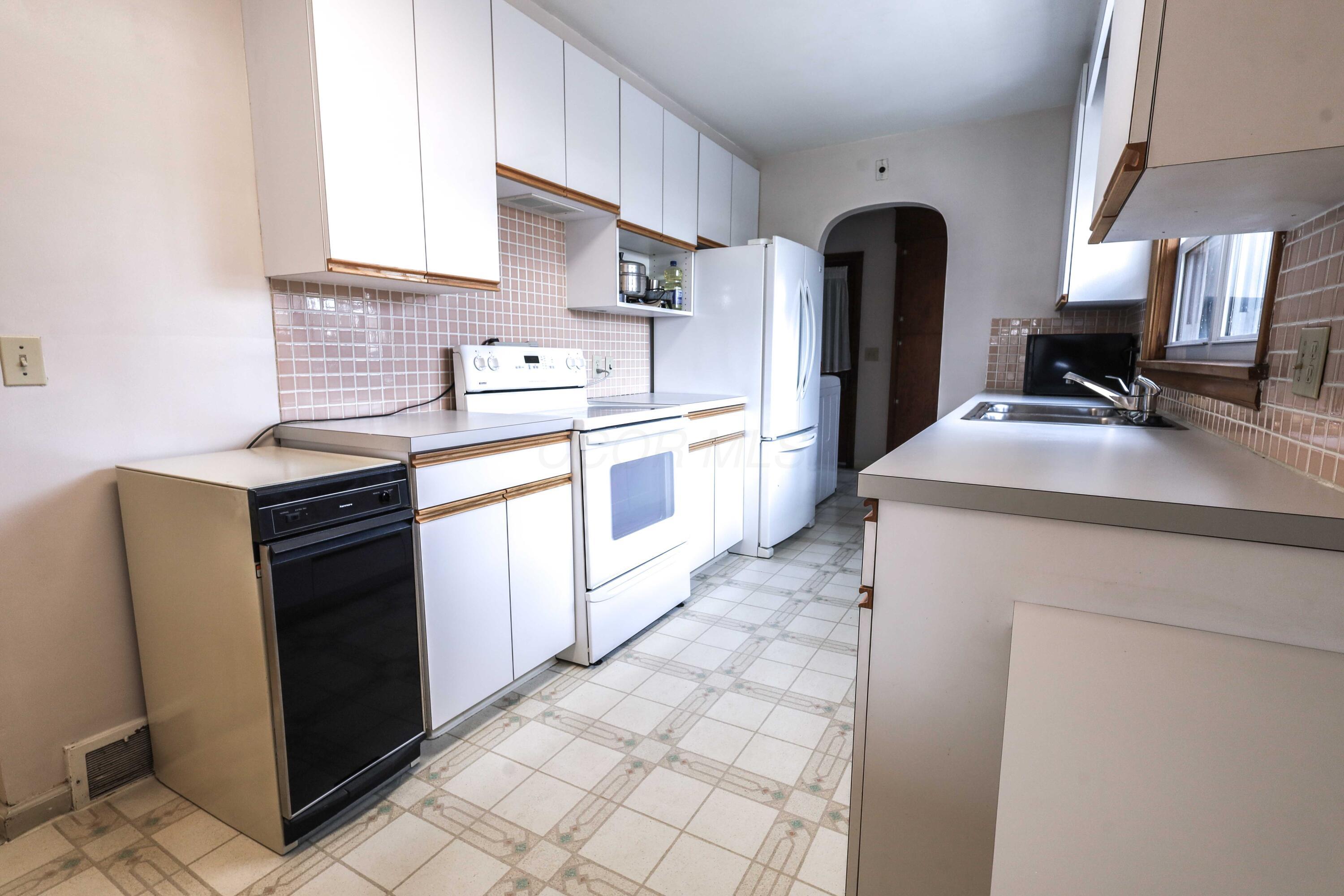 262 South Quentin Road Newark, OH 43055 - Photo 10 of 37 Kitchen