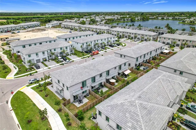 $469,900 | 716 Southeast 14th Street, Homestead, FL 33034