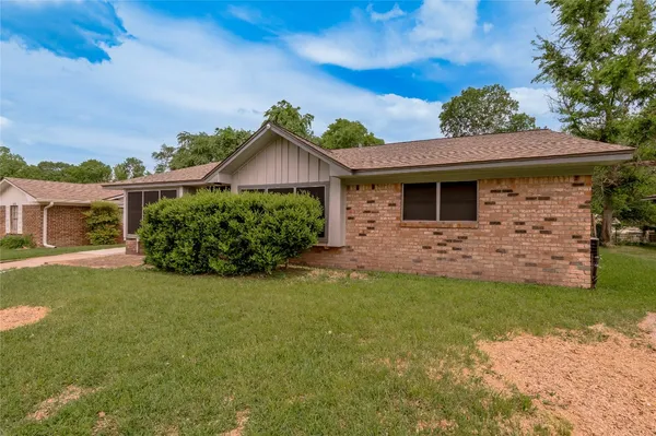 $1,695 | 1819 Ave Q, Huntsville, TX 77340