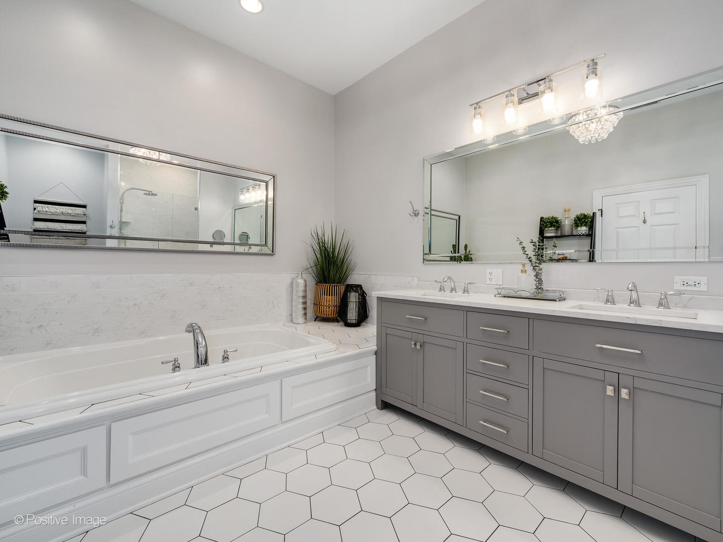2030 North Halsted Street, Unit 2N Chicago, IL 60614 - Photo 23 of 26 a spacious bathroom with a double vanity sink mirror and bathtub