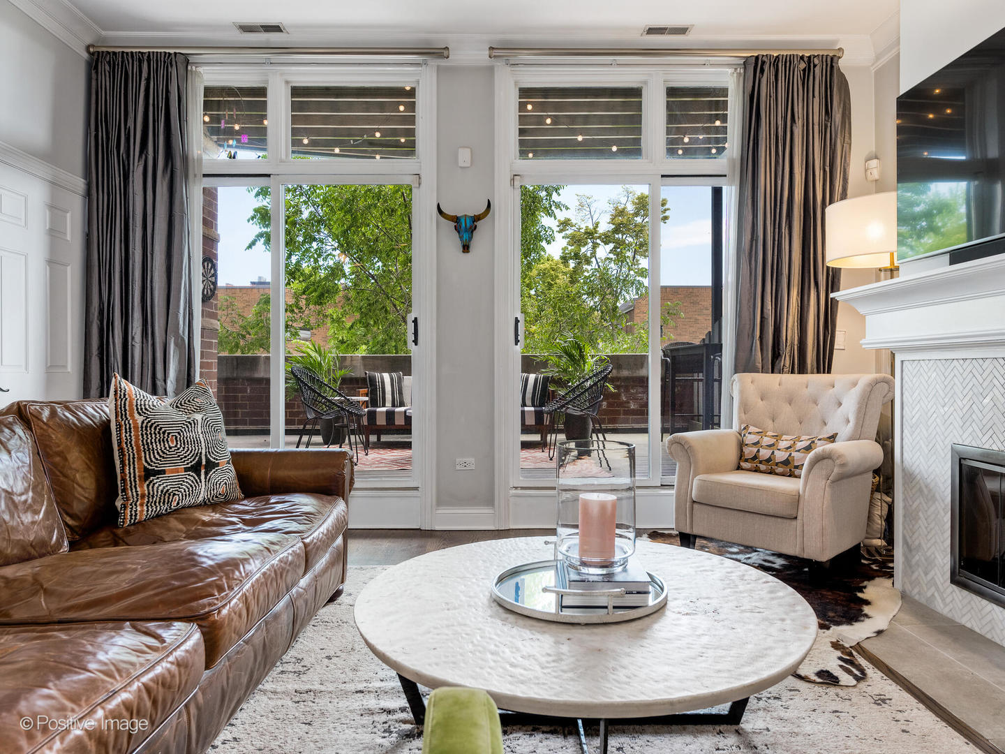 2030 North Halsted Street, Unit 2N Chicago, IL 60614 - Photo 5 of 26 a living room with furniture and a window