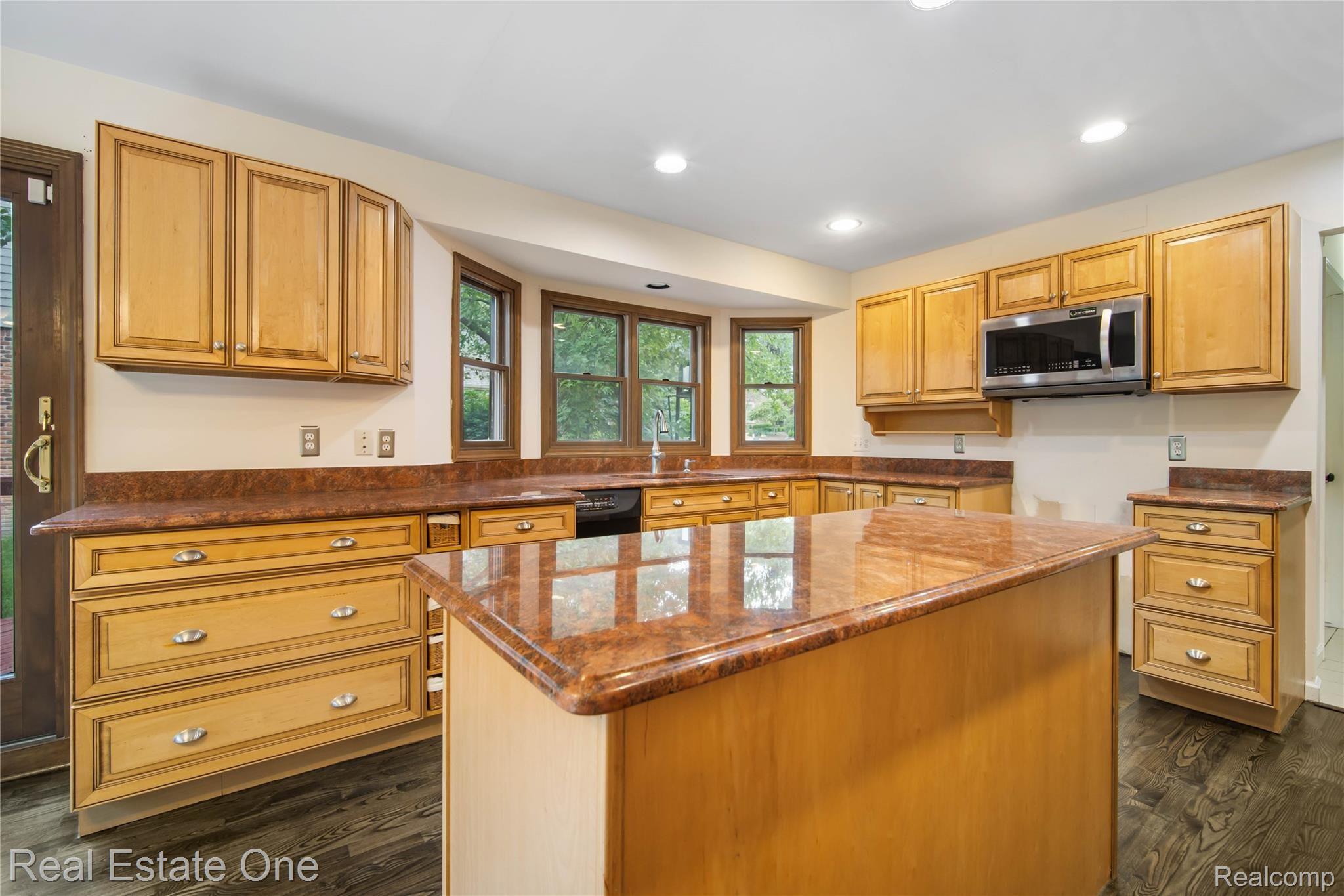 2565 Topsham Drive Rochester, MI 48306 - Photo 13 of 45 IMG_0174.jpg