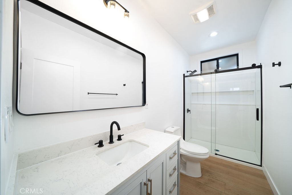 1044 Cedar Avenue Long Beach, CA 90813 - Photo 11 of 47 Bathroom1