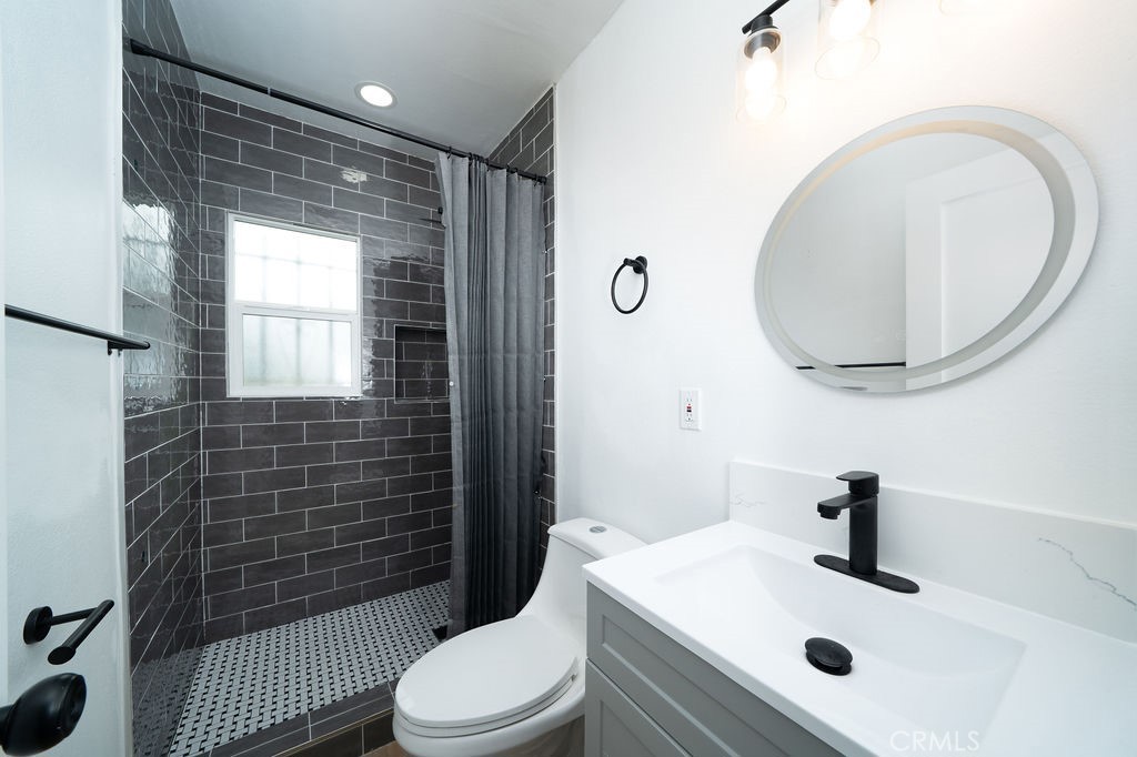 1044 Cedar Avenue Long Beach, CA 90813 - Photo 28 of 47 Bathroom