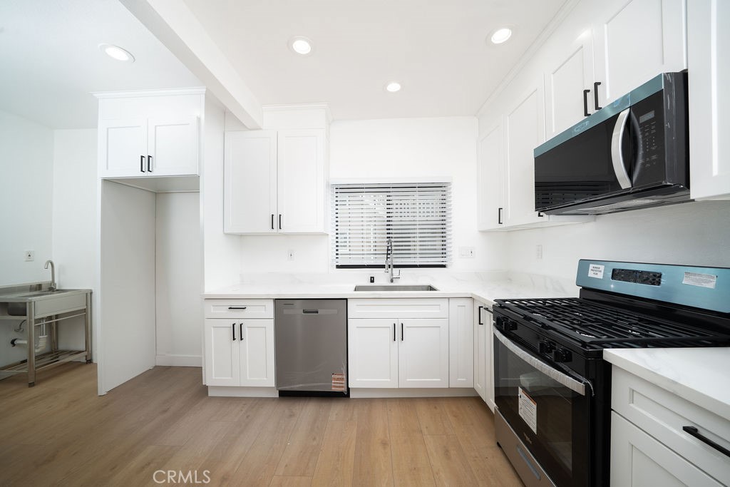 1044 Cedar Avenue Long Beach, CA 90813 - Photo 4 of 47 Kitchen