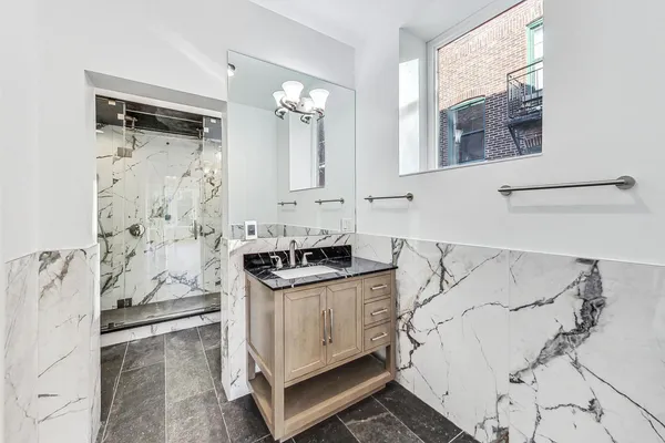 $5,400 | 1245 West Jarvis Avenue, Unit 2, Chicago, IL 60626
