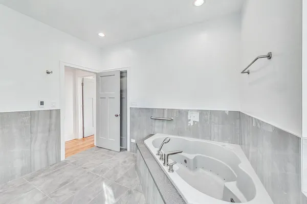 $5,400 | 1245 West Jarvis Avenue, Unit 2, Chicago, IL 60626