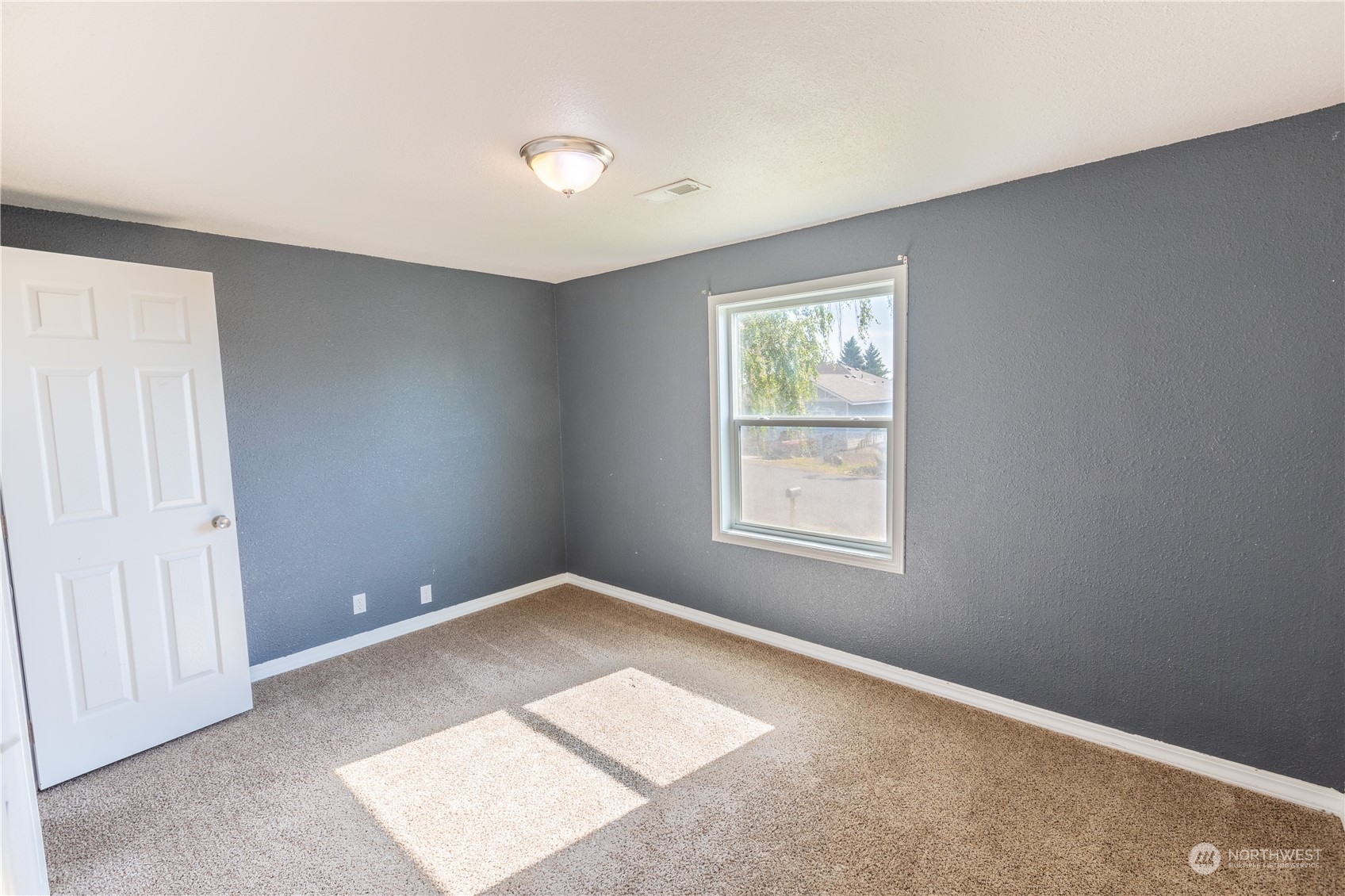 275 Patrick Road Ephrata, WA 98823 - Photo 11 of 35 an empty room with windows