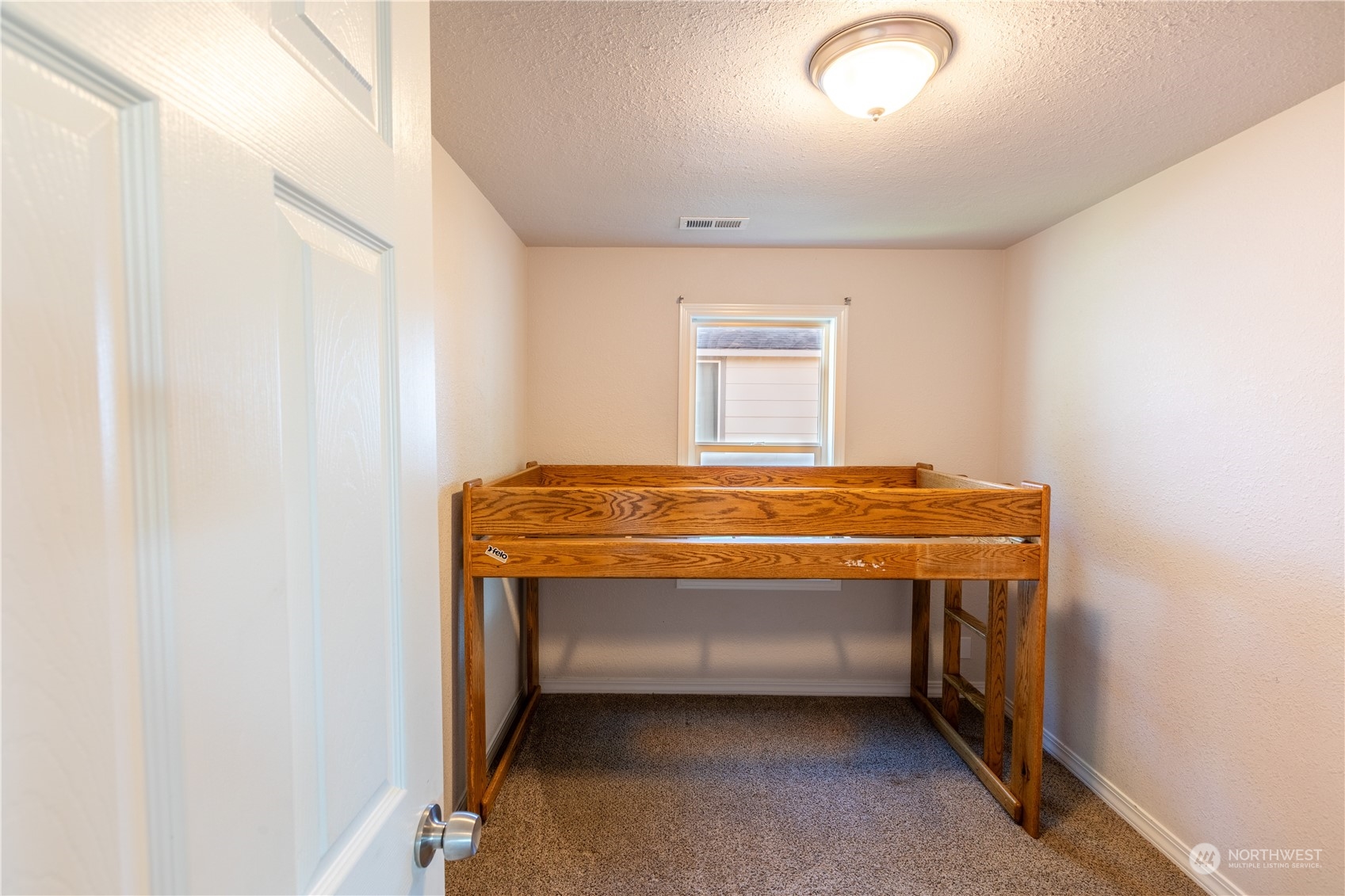 275 Patrick Road Ephrata, WA 98823 - Photo 13 of 35 a room with a table and a chair