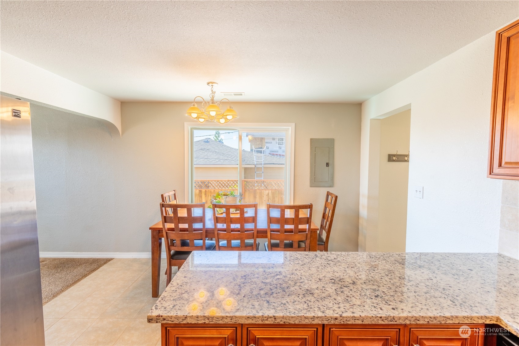 275 Patrick Road Ephrata, WA 98823 - Photo 21 of 35 a living room with furniture and a table
