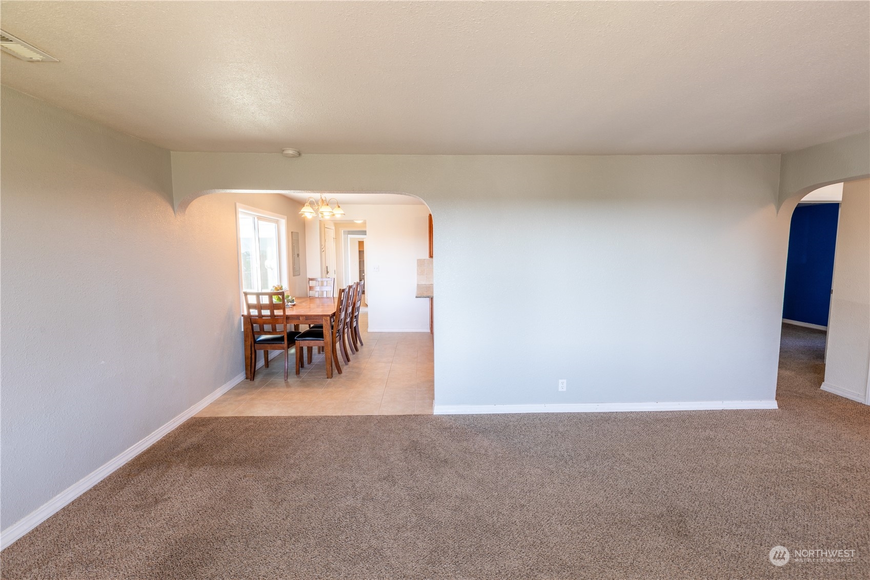 275 Patrick Road Ephrata, WA 98823 - Photo 10 of 35 a view of a livingroom with table and chairs in patio