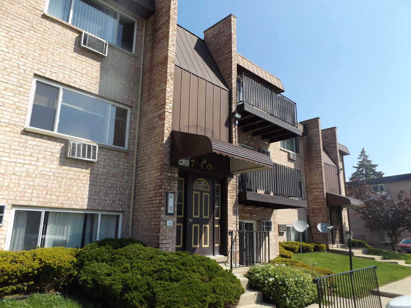 710 West Huntington Commons Road, Unit 3A Mount Prospect, IL 60056 - Photo 10 of 10 a front view of a house with a garden