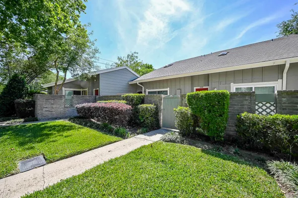 $1,350 | 12916 Wirevine Lane, Unit 243, Houston, TX 77072