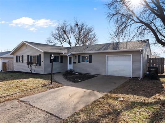 1833 West Kimberly Road Davenport, IA 52806 - Photo 2 of 31