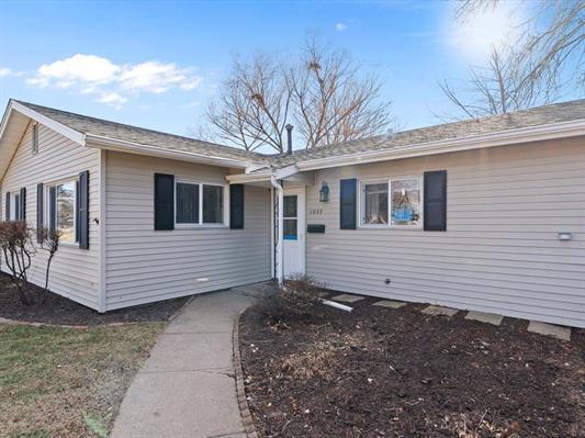 1833 West Kimberly Road Davenport, IA 52806 - Photo 3 of 31