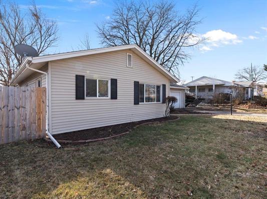 1833 West Kimberly Road Davenport, IA 52806 - Photo 4 of 31