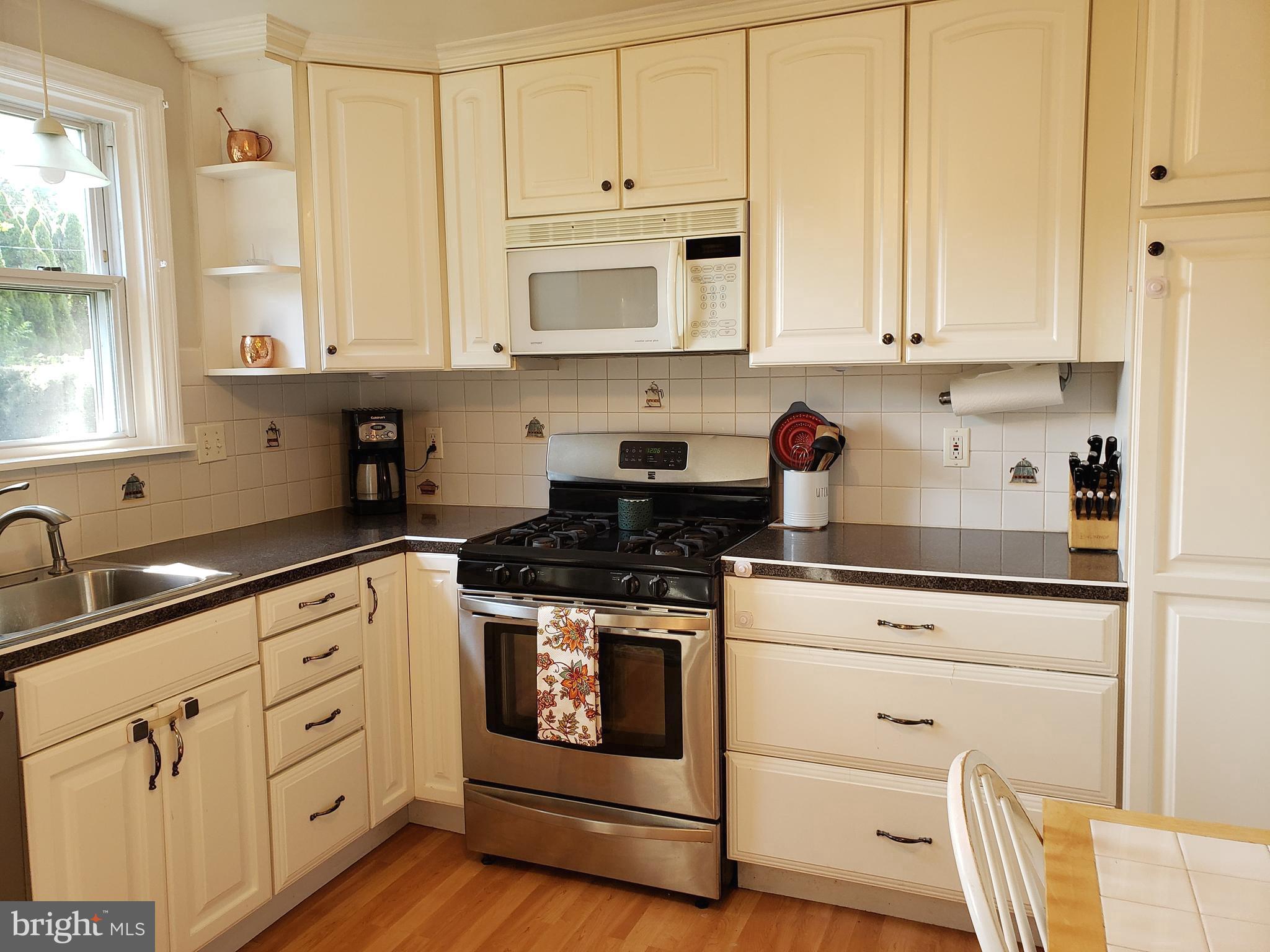 431 Northcroft Road Springfield, PA 19064 - Photo 16 of 43 Updated Bright Kitchen, gas stove!!