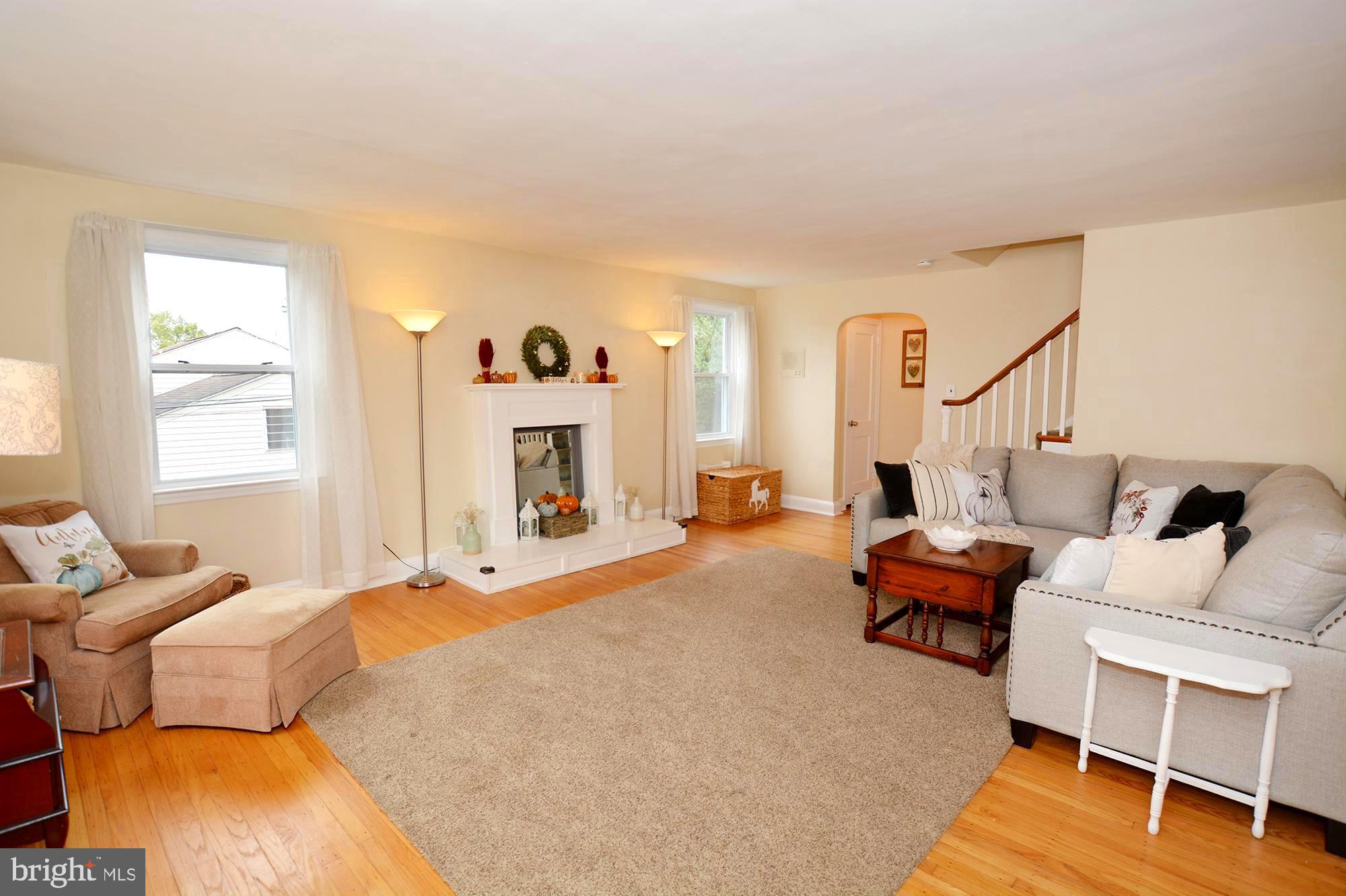 431 Northcroft Road Springfield, PA 19064 - Photo 5 of 43 Inviting Living Room