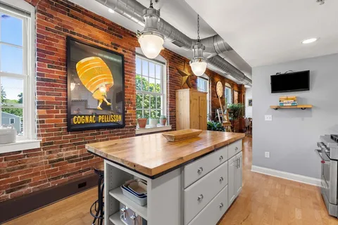 $479,000 | 25 Cedar Street, Unit 17, Amesbury, MA 01913