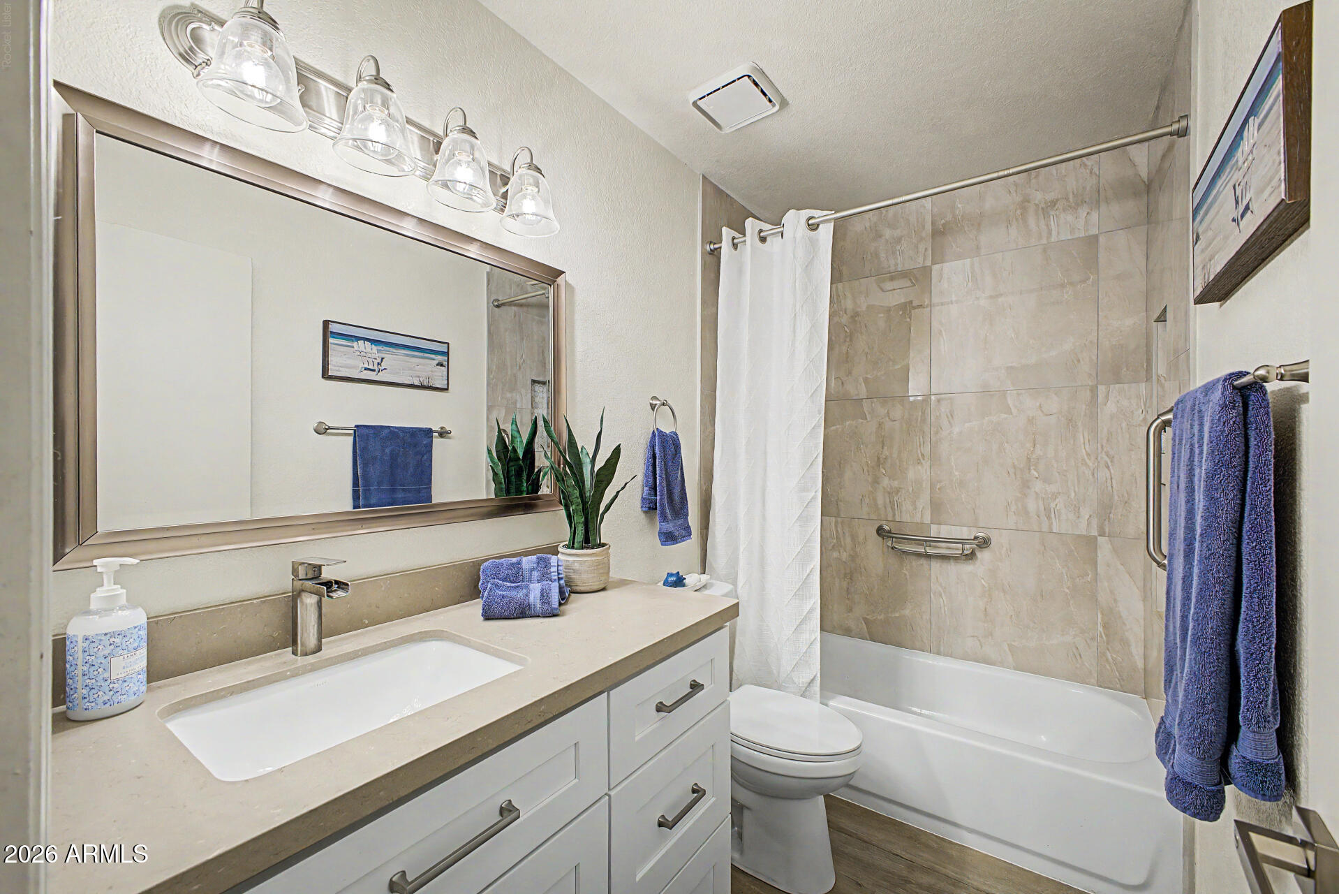 4711 East Piedmont Road Phoenix, AZ 85044 - Photo 22 of 39 29 - Hall Bathroom