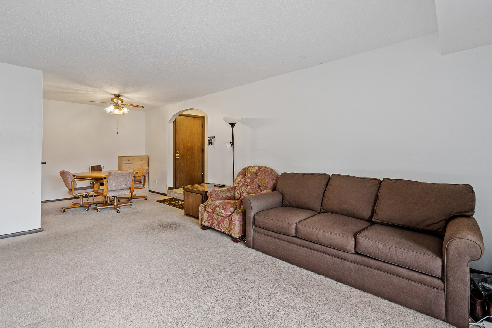 13615 Lavergne Avenue, Unit 110 Crestwood, IL 60418 - Photo 14 of 36 a living room with furniture