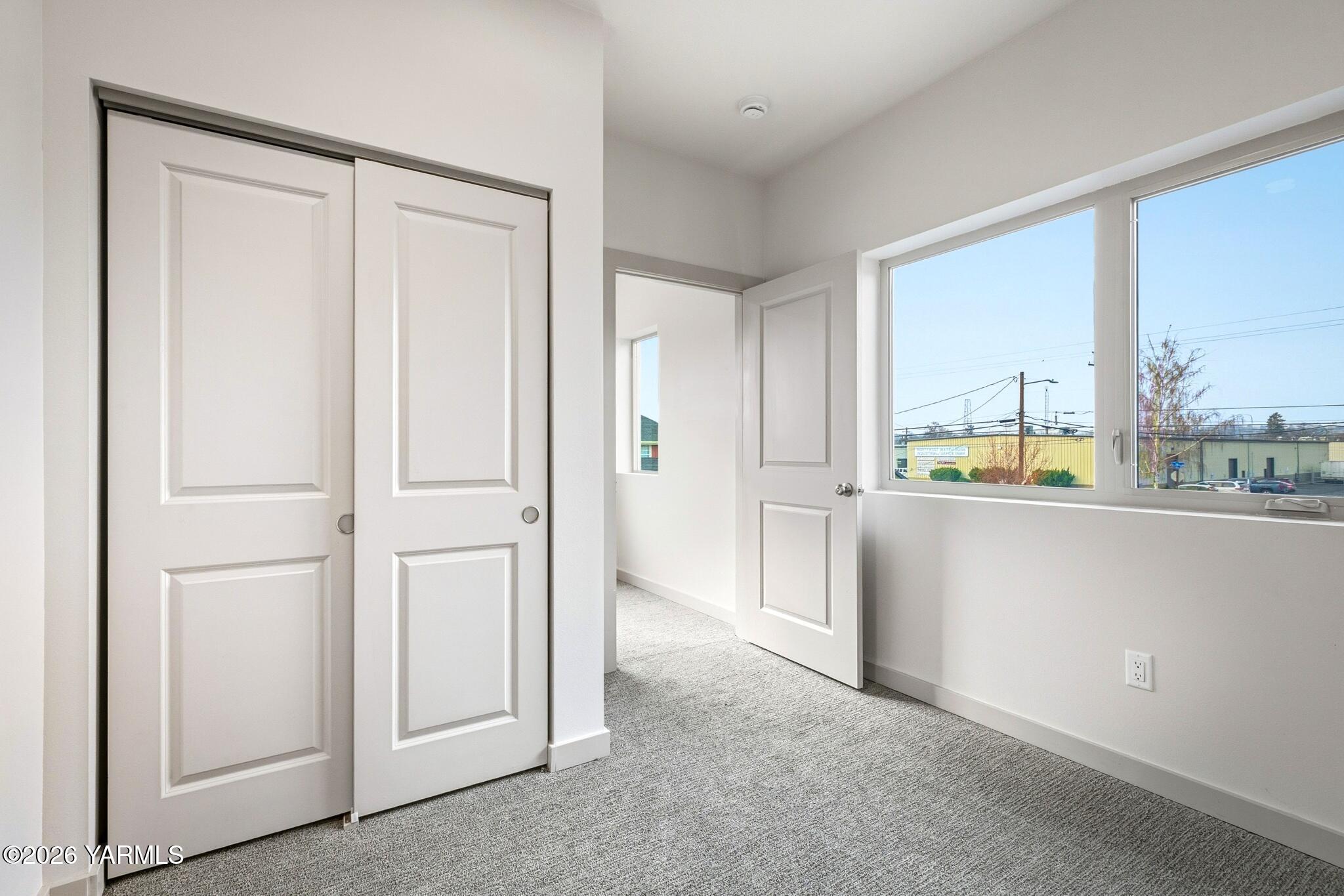 801 South 16th Avenue, Unit 4 Yakima, WA 98902 - Photo 18 of 22 an empty room with a cabinet and mirror