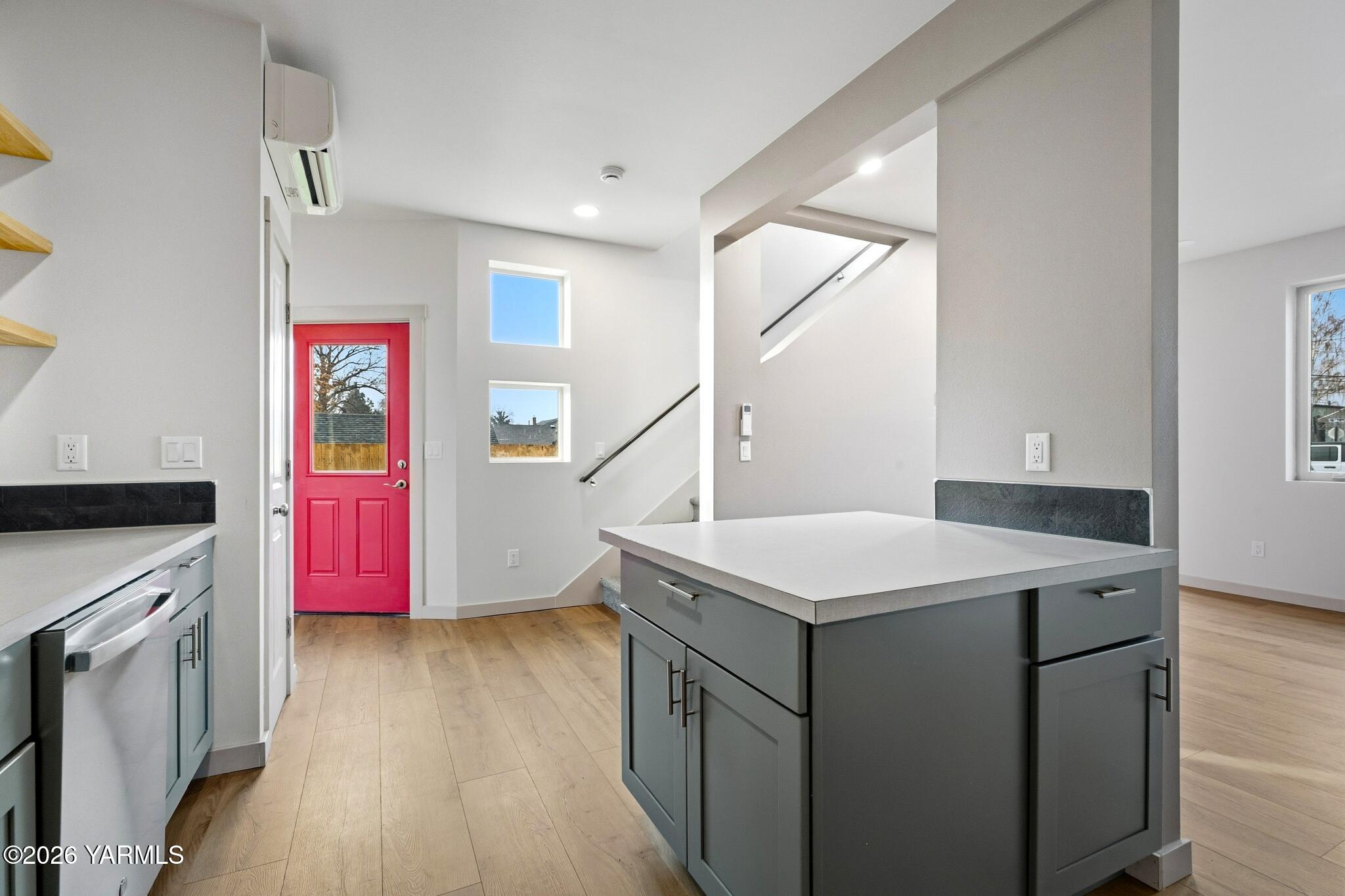 801 South 16th Avenue, Unit 4 Yakima, WA 98902 - Photo 10 of 22 a utility room with washer and dryer