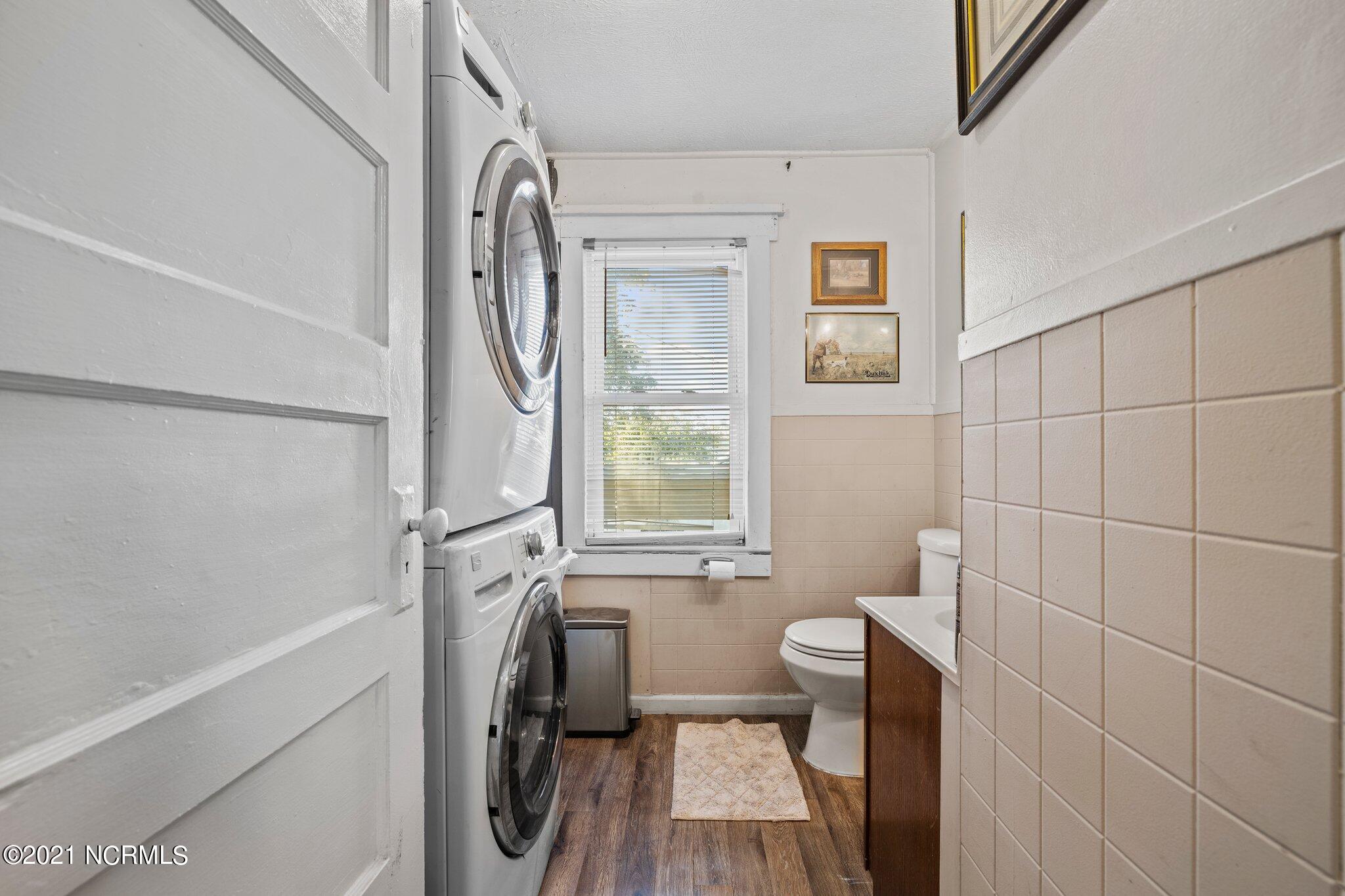 417 Laurel Road Beaufort, NC 28516 - Photo 15 of 17 Half bath/laundry