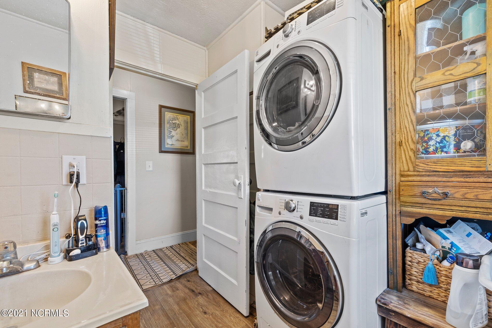 417 Laurel Road Beaufort, NC 28516 - Photo 17 of 17 Laundry
