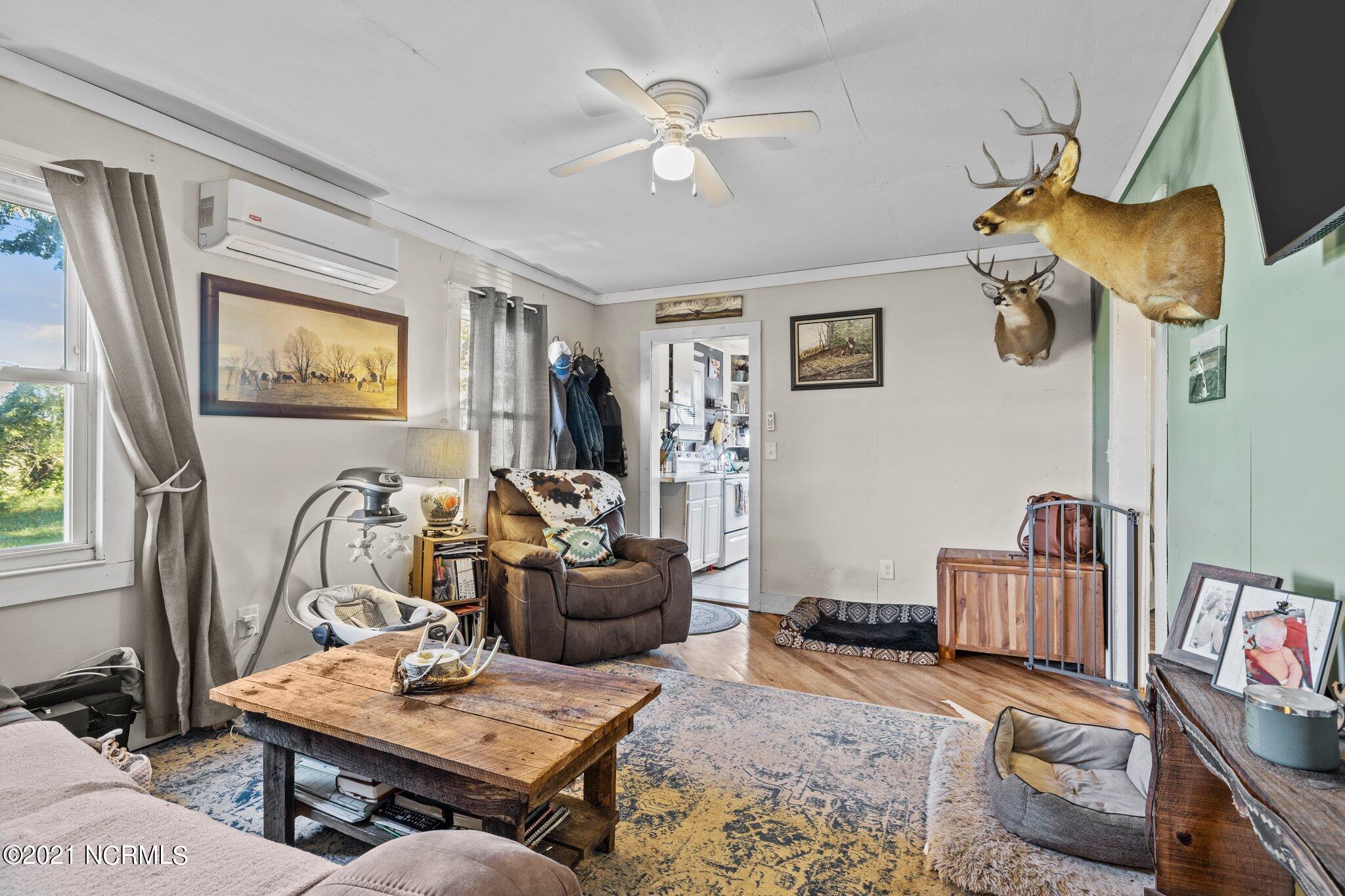 417 Laurel Road Beaufort, NC 28516 - Photo 4 of 17 Living room