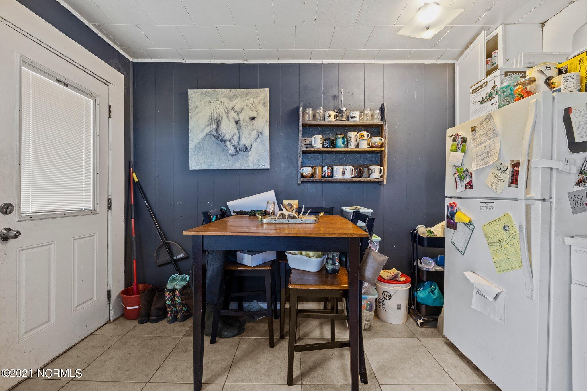 417 Laurel Road Beaufort, NC 28516 - Photo 5 of 17 Kitchen/dining