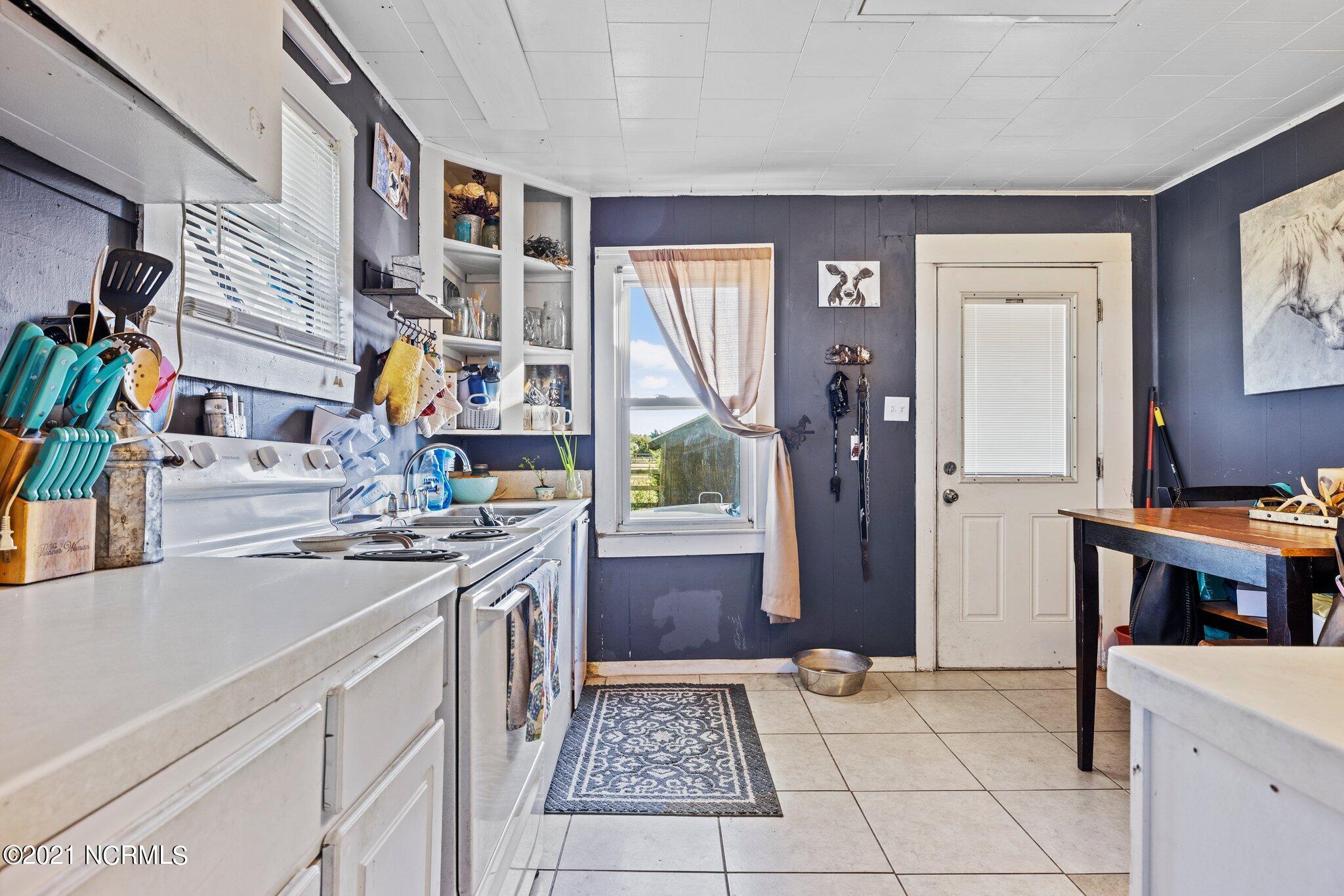 417 Laurel Road Beaufort, NC 28516 - Photo 7 of 17 Kitchen