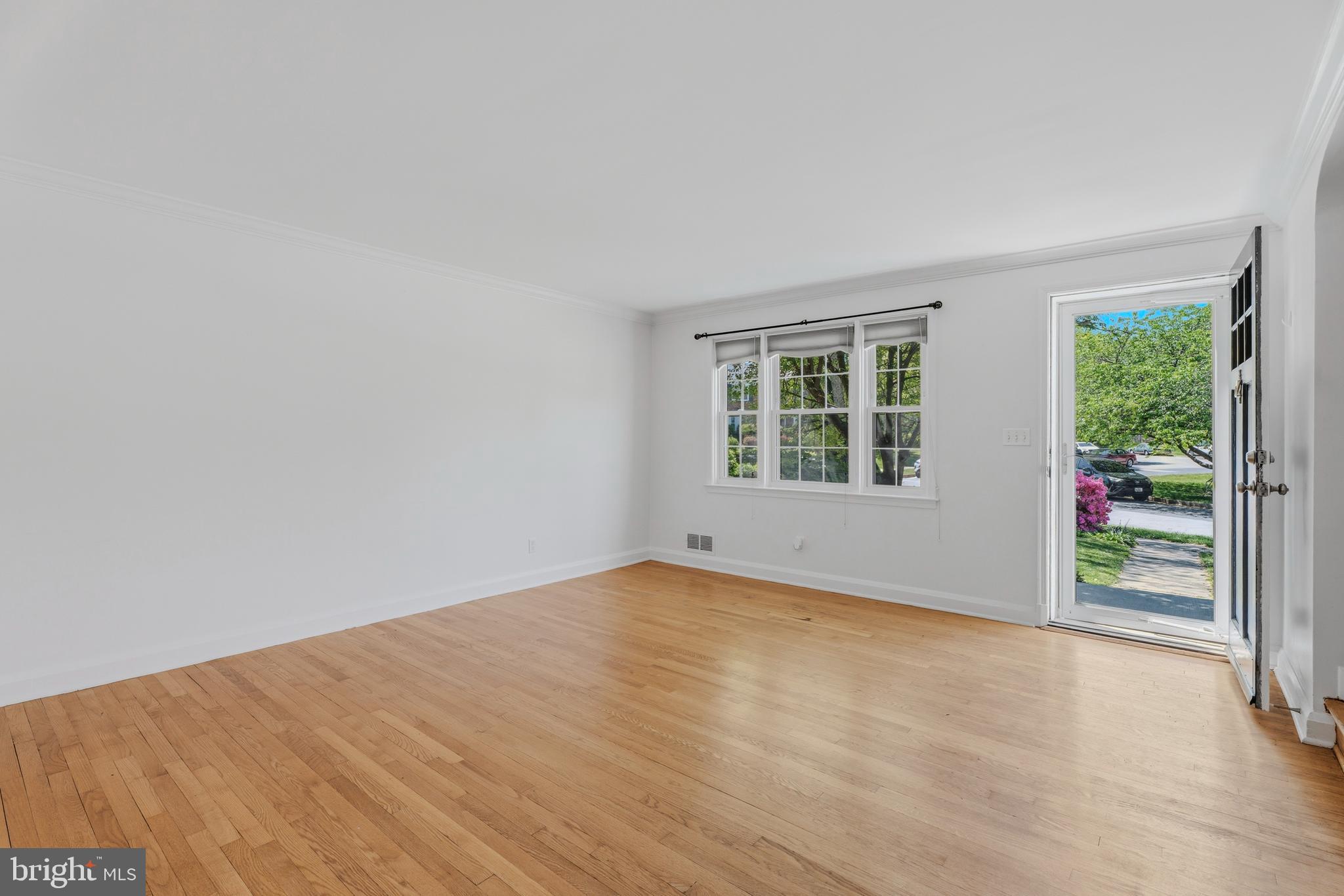 7037 Heathfield Road Baltimore, MD 21212 - Photo 11 of 44 Living Room