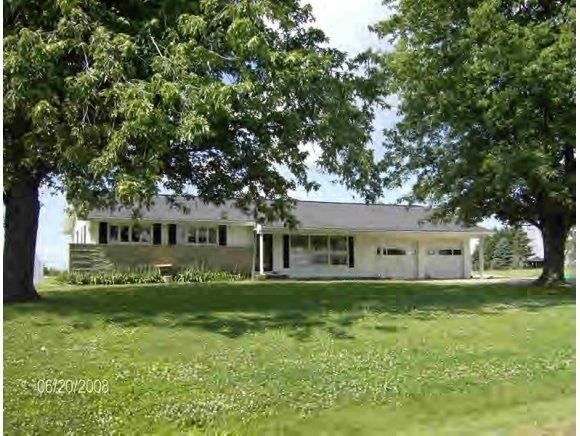 Rr1 Rr1 Rr1 Cowden, IL 62422 - Photo 1 of 1 a front view of a house with a garden