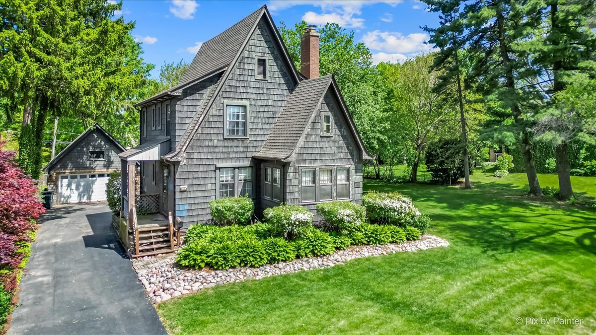 335 Arlington Road Itasca, IL 60143 - Photo 1 of 36 a front view of a house with garden