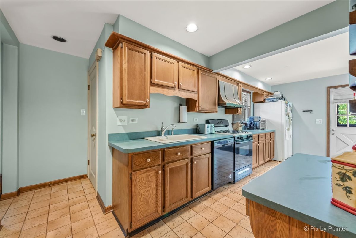335 Arlington Road Itasca, IL 60143 - Photo 11 of 36 a kitchen with stainless steel appliances granite countertop a stove a sink and a refrigerator