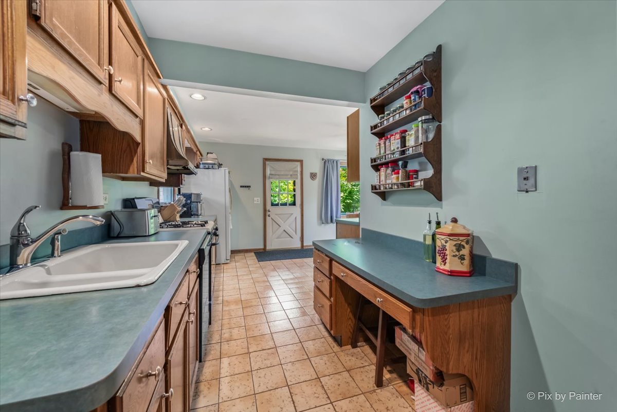 335 Arlington Road Itasca, IL 60143 - Photo 12 of 36 a hallway with a large window