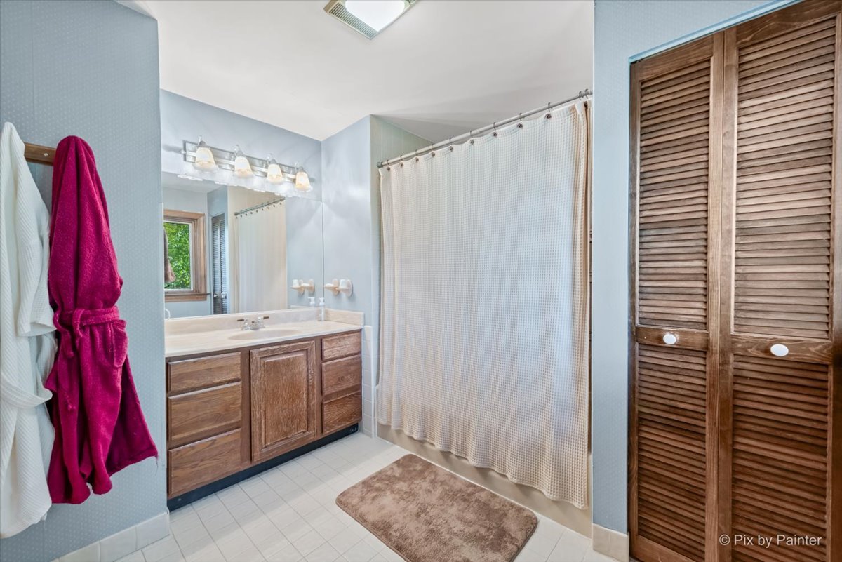 335 Arlington Road Itasca, IL 60143 - Photo 18 of 36 a bathroom with a tub a sink and a mirror