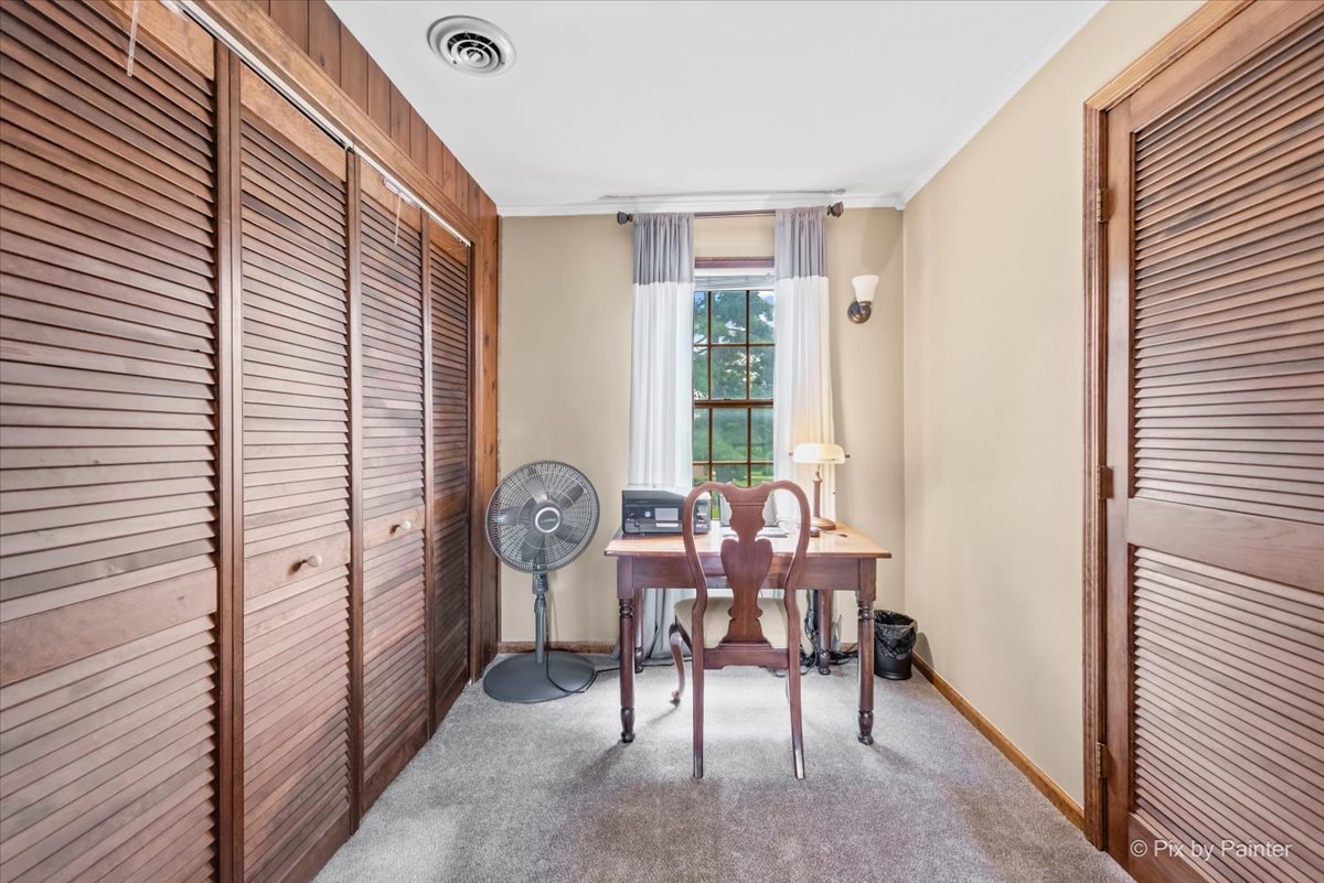 335 Arlington Road Itasca, IL 60143 - Photo 20 of 36 a view of a livingroom with furniture