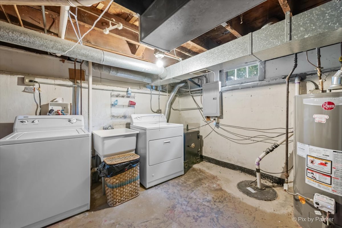 335 Arlington Road Itasca, IL 60143 - Photo 22 of 36 a utility room with dryer and washer
