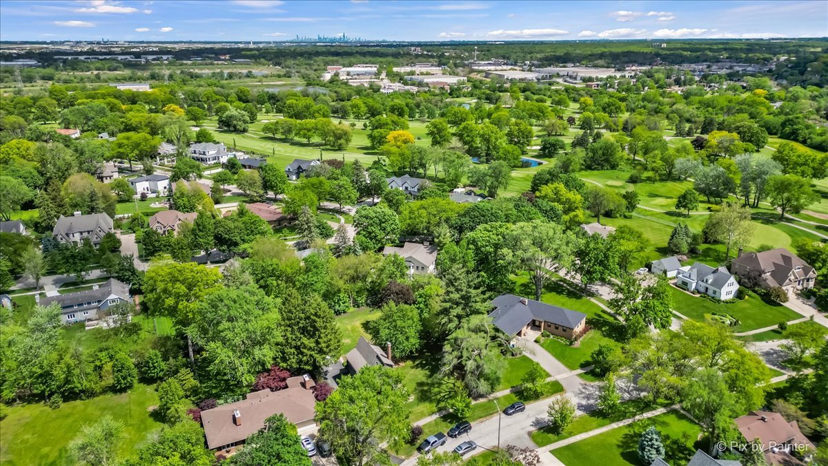 335 Arlington Road Itasca, IL 60143 - Photo 29 of 36 a view of a lush green field with lots of plants in the background